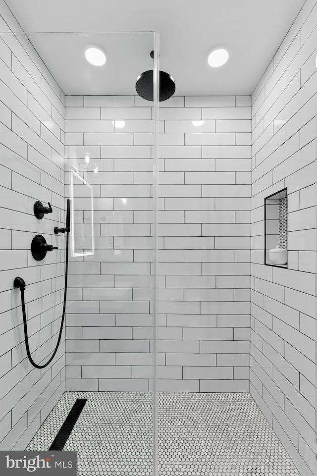 bathroom featuring tiled shower