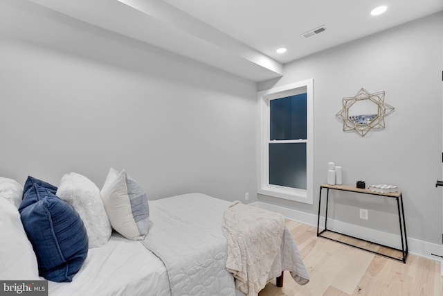 bedroom with recessed lighting, light wood-style flooring, baseboards, and visible vents