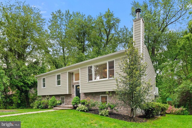 10133 Pine St, Oakton, VA 22124 - split foyer home featuring a front yard and a chimney