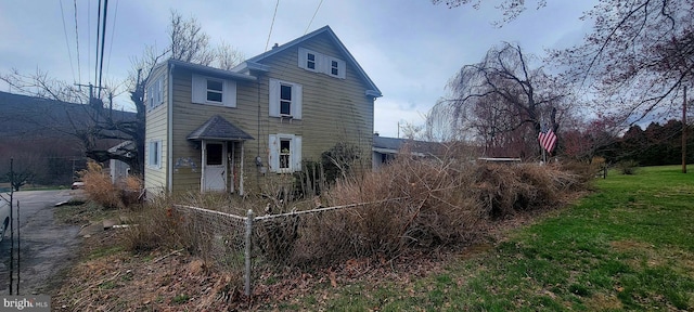 traditional-style house featuring fence