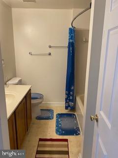 12896 Schalk Ct, Woodbridge, VA 22192 - full bathroom with toilet, vanity, baseboards, and shower / bathtub combination with curtain