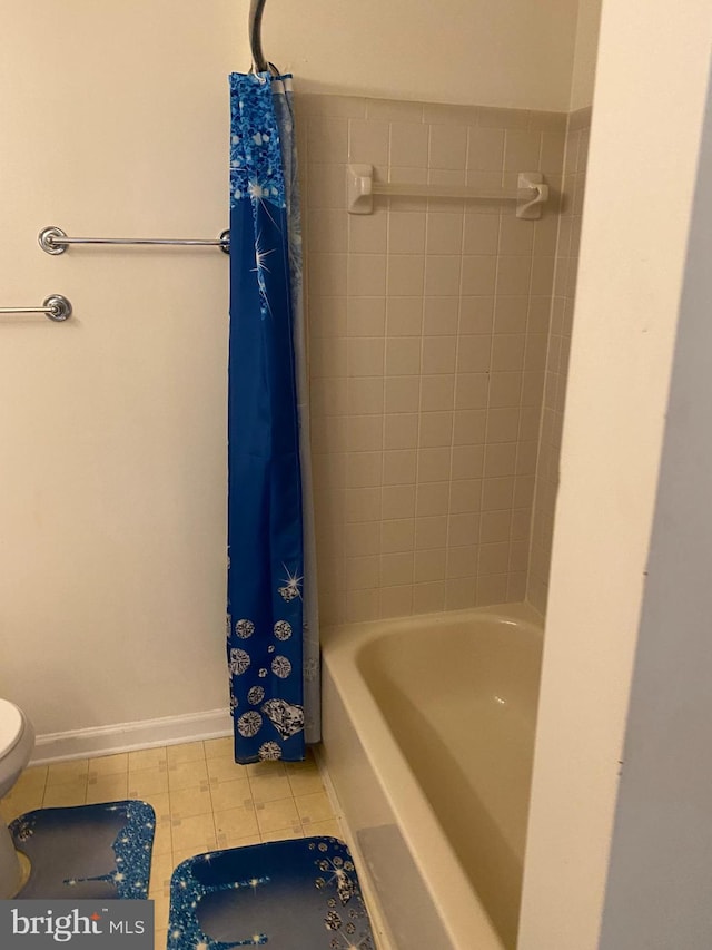 12896 Schalk Ct, Woodbridge, VA 22192 - full bathroom with tile patterned flooring, toilet, shower / bath combo, and baseboards