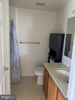 12896 Schalk Ct, Woodbridge, VA 22192 - full bathroom featuring vanity, toilet, tile patterned floors, and curtained shower