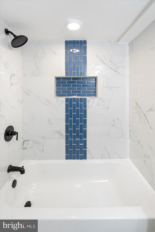 full bath with bathtub / shower combination