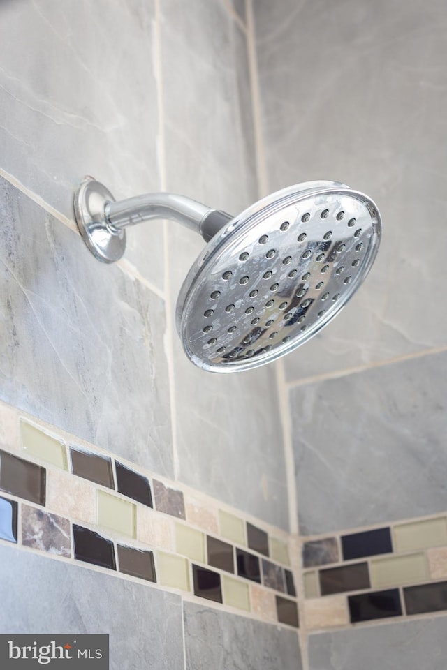 details featuring a tile shower