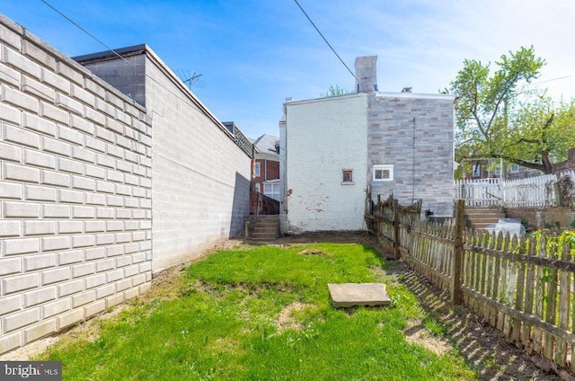 view of yard featuring a fenced backyard