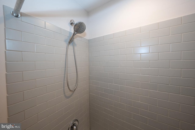 full bath with tiled shower