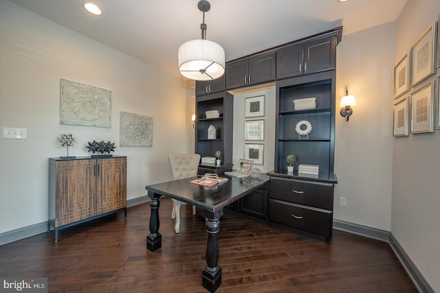 office area with recessed lighting, baseboards, dark wood-style floors, and built in features