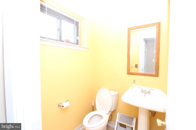 18 Stearrett Dr, Newark, DE 19702 - half bath featuring toilet and baseboards