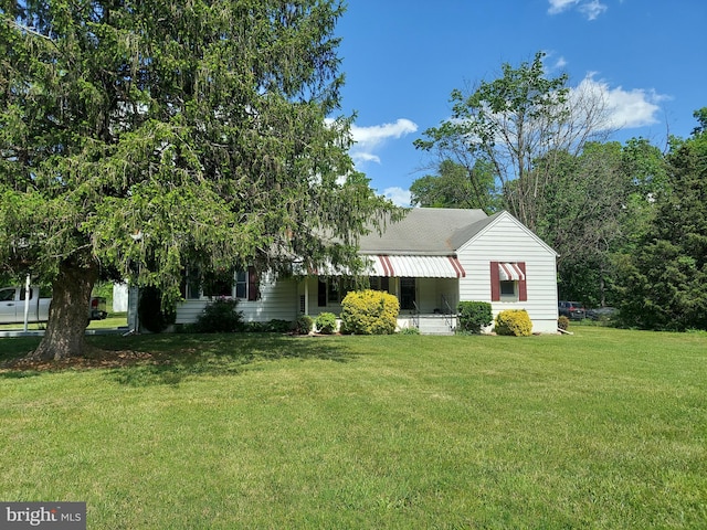 view of front facade with a front yard