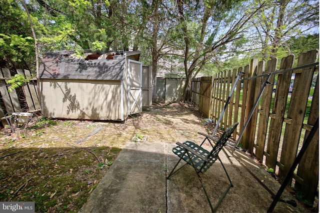 view of yard featuring a storage shed, an outdoor structure, and a fenced backyard