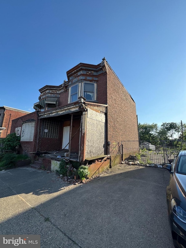 view of front of house featuring fence