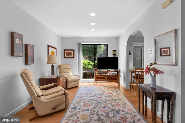5025A S Convent Ln Unit 142, Philadelphia, PA 19114 - living room featuring arched walkways, light wood finished floors, recessed lighting, and baseboards