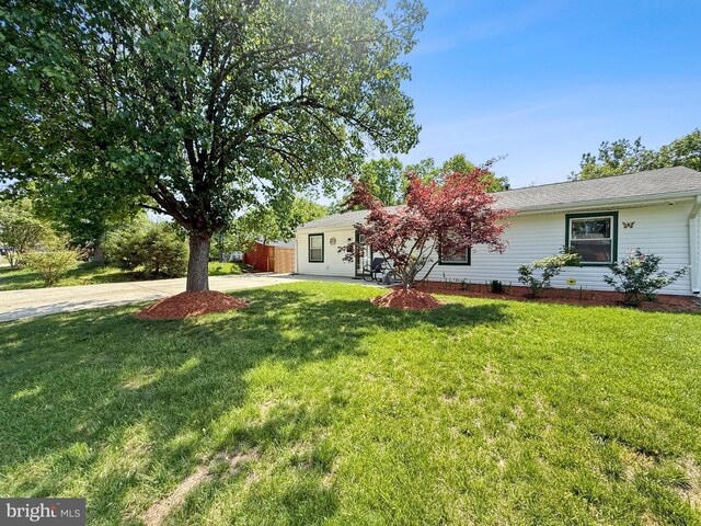 view of front facade with driveway and a front lawn