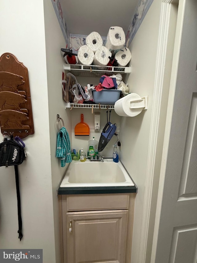 902 Hedgewyck Ln, Elizabethtown, PA 17022 - interior space with a sink