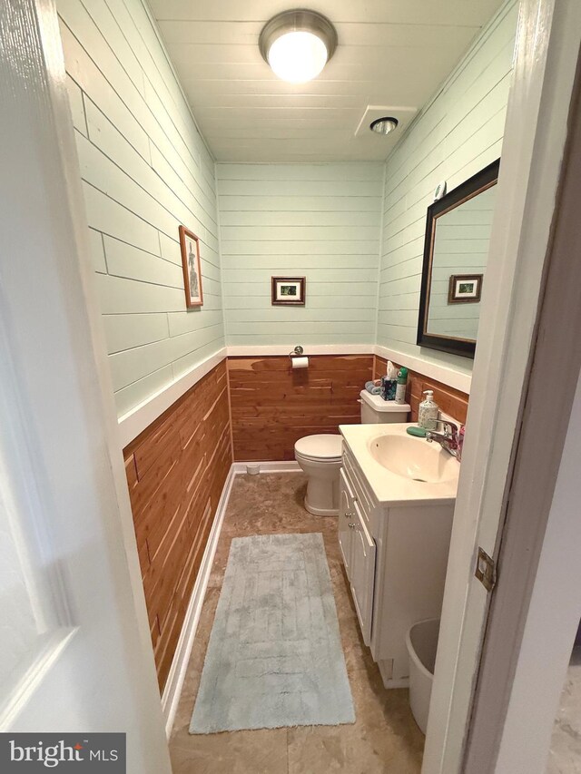 902 Hedgewyck Ln, Elizabethtown, PA 17022 - half bath featuring wooden walls, toilet, vanity, and wainscoting