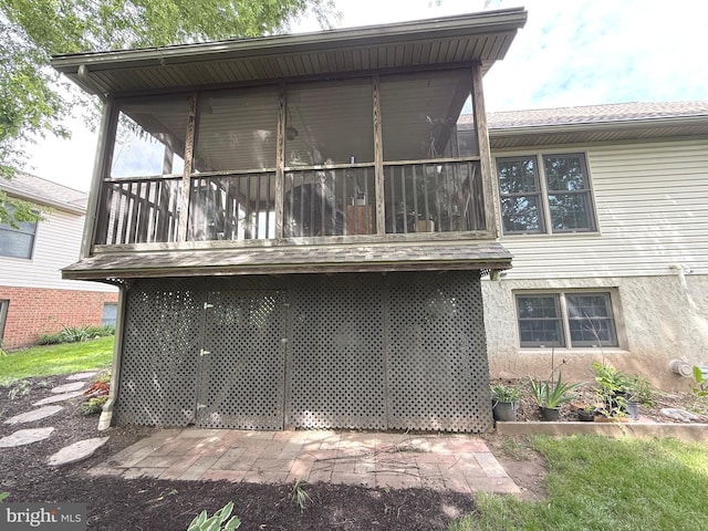 902 Hedgewyck Ln, Elizabethtown, PA 17022 - rear view of property with a sunroom