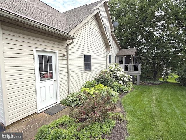 902 Hedgewyck Ln, Elizabethtown, PA 17022 - view of side of home with a shingled roof, a yard, and a wooden deck