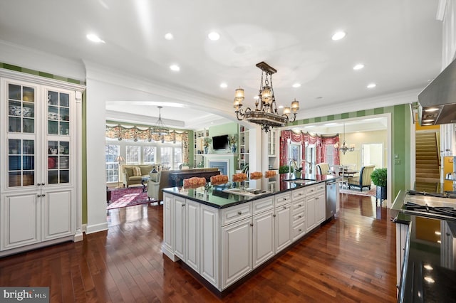 19326 Airwell Ct, Purcellville, VA 20132 - kitchen featuring crown molding, a sink, a chandelier, and dark countertops