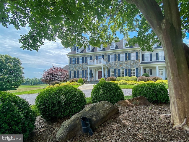19326 Airwell Ct, Purcellville, VA 20132 - colonial home featuring a balcony