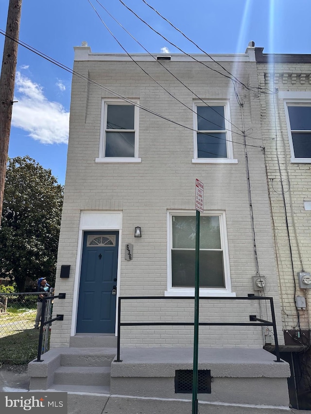 536 Lafayette St, Lancaster, PA 17603 - view of front of home featuring brick siding and fence