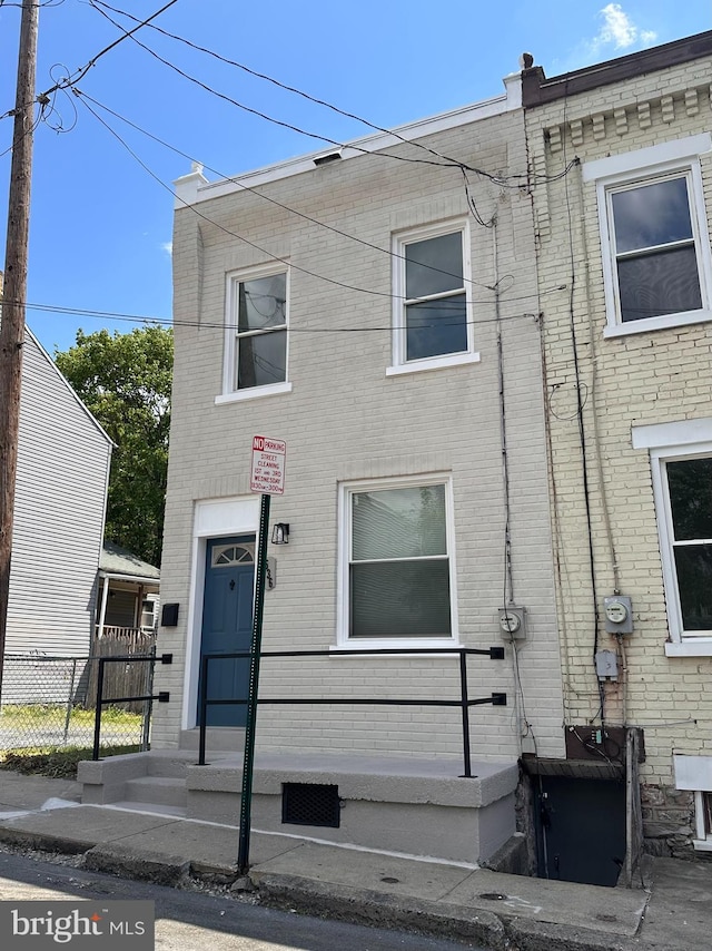 536 Lafayette St, Lancaster, PA 17603 - view of front facade with brick siding and fence