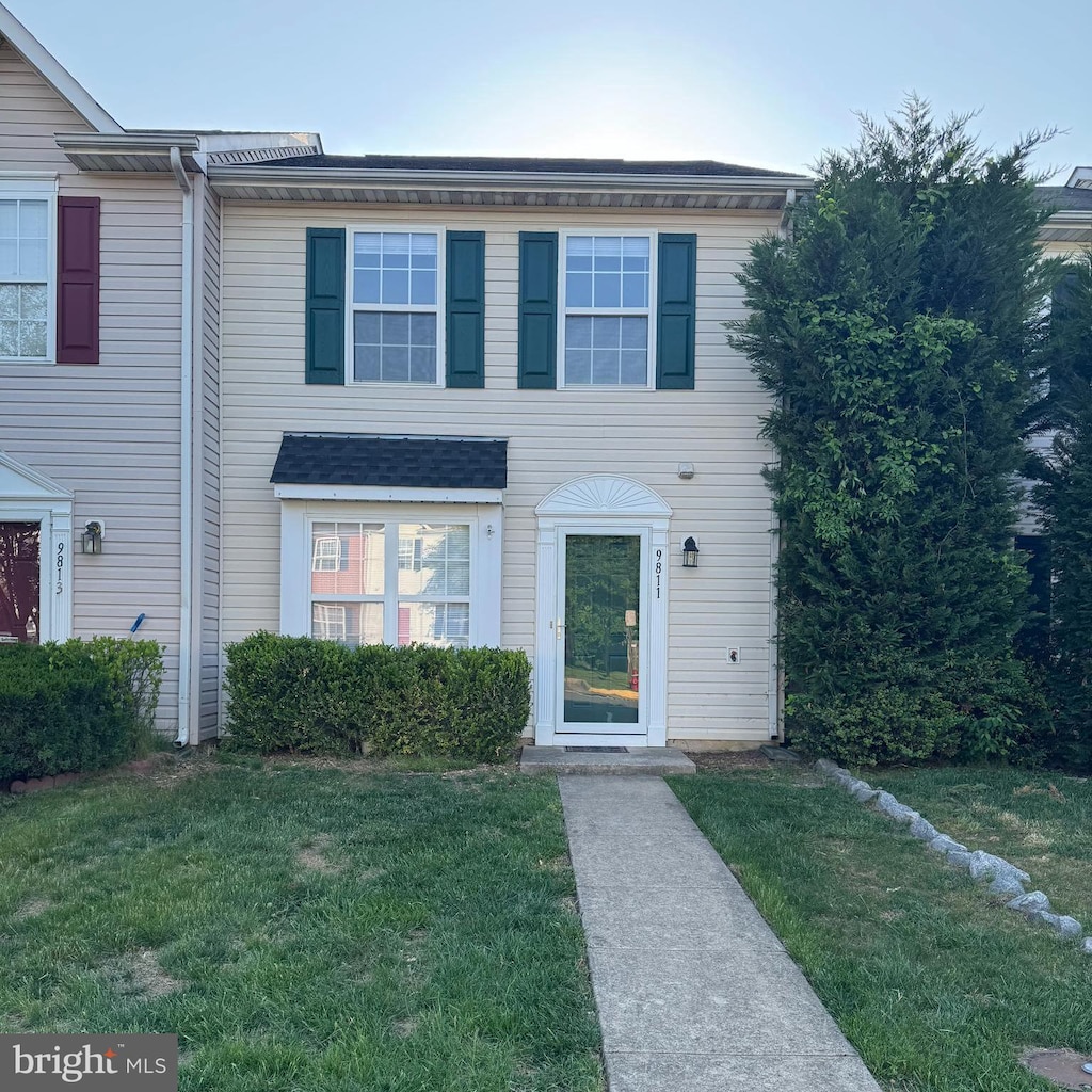 multi unit property featuring a front yard