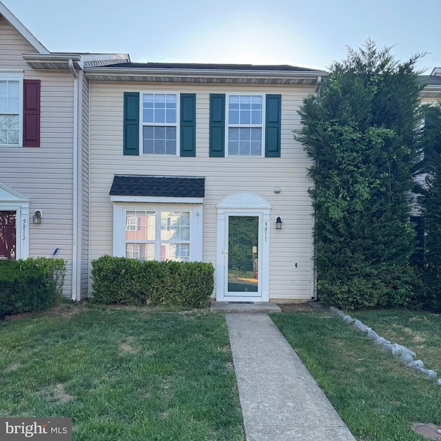 multi unit property featuring a front yard