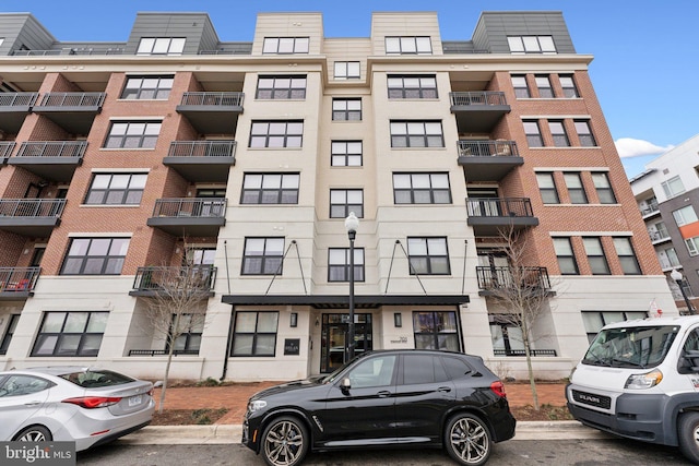 view of apartment building / complex