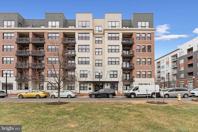 view of apartment building / complex