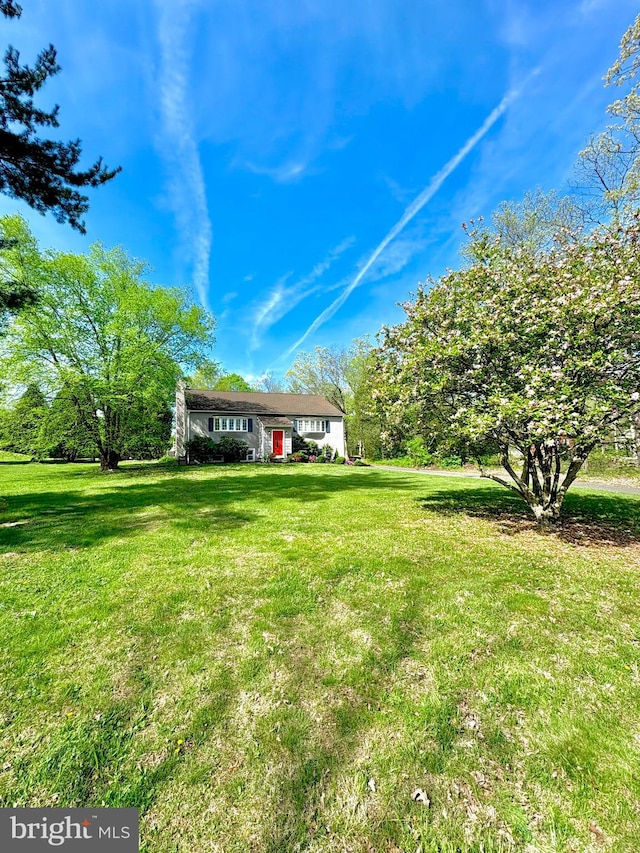 877 Salford Station Rd, Schwenksville, PA 19473 - view of grassy yard
