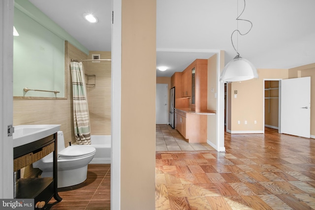 full bath featuring vanity, visible vents, toilet, and shower / tub combo with curtain
