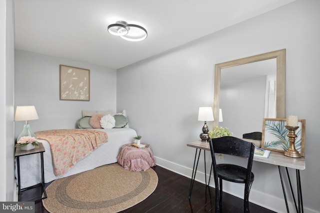 bedroom with baseboards and hardwood / wood-style floors