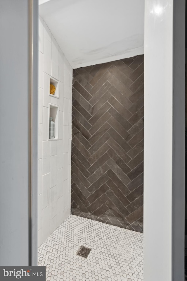 bathroom featuring tiled shower