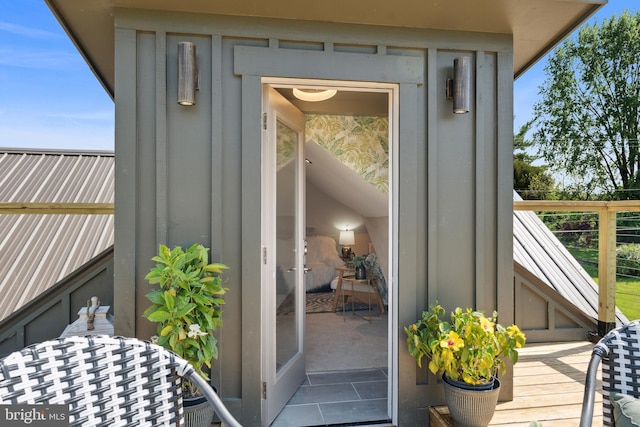 property entrance featuring a balcony