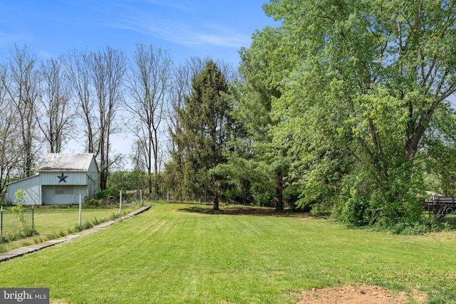 view of yard with an outdoor structure
