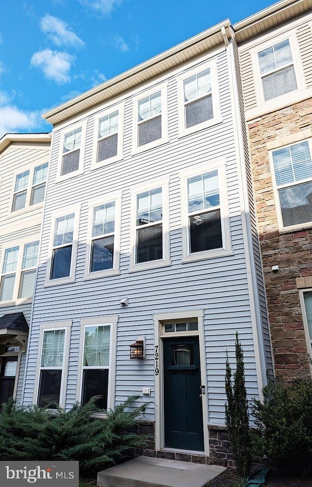 townhome / multi-family property with stone siding