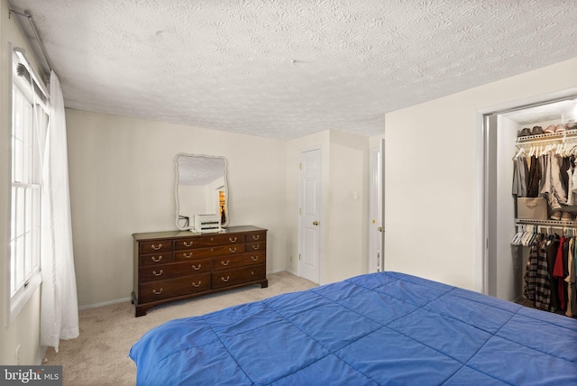 8337 Wind Fall Rd, Springfield, VA 22153 - bedroom featuring a closet, carpet flooring, a textured ceiling, and a walk in closet