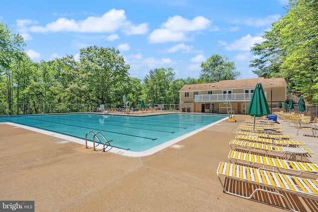 8337 Wind Fall Rd, Springfield, VA 22153 - community pool with a patio
