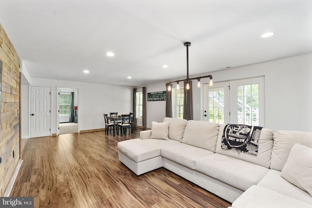 living area featuring wood finished floors, healthy amount of natural light, recessed lighting, and baseboards