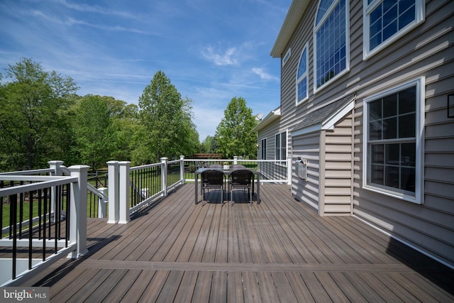 deck with outdoor dining space