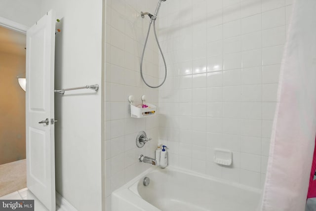 bathroom featuring shower / tub combo