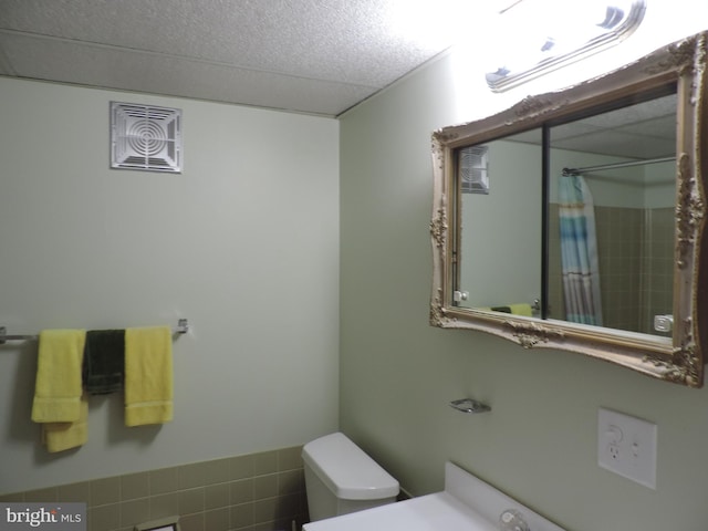 25 Church Rd Unit 007, Maple Shade, NJ 08052 - bathroom with toilet, visible vents, and curtained shower