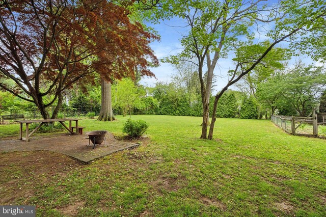 view of yard featuring fence and a fire pit