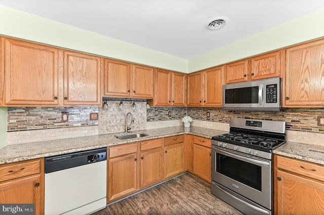 493 Stoneglen St, Collegeville, PA 19426 - kitchen with decorative backsplash, dark wood-style flooring, visible vents, a sink, and stainless steel appliances