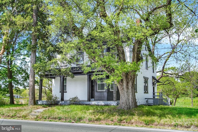 view of front facade featuring brick siding
