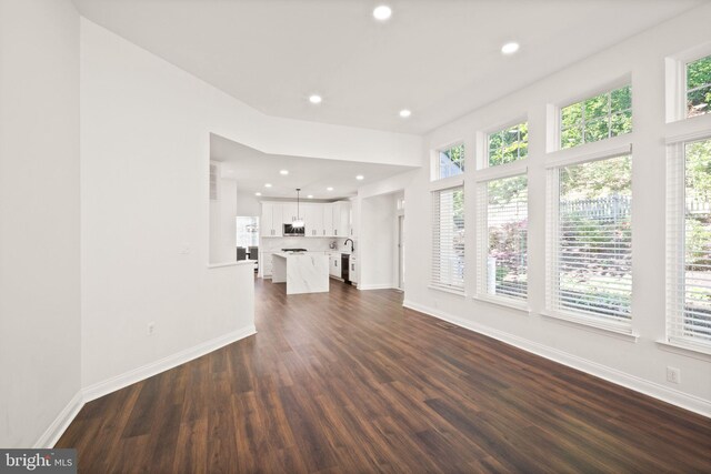 902 Santmyer Dr SE, Leesburg, VA 20175 - unfurnished living room featuring healthy amount of natural light, dark wood-style flooring, baseboards, and recessed lighting