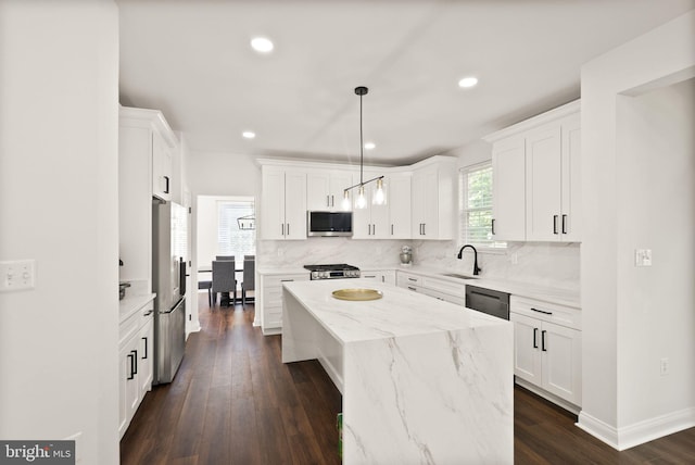 902 Santmyer Dr SE, Leesburg, VA 20175 - kitchen with stainless steel appliances, a sink, a kitchen island, dark wood finished floors, and tasteful backsplash