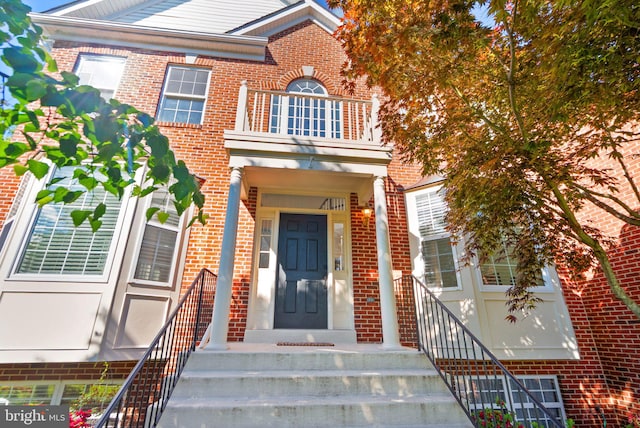 902 Santmyer Dr SE, Leesburg, VA 20175 - entrance to property with brick siding and a balcony