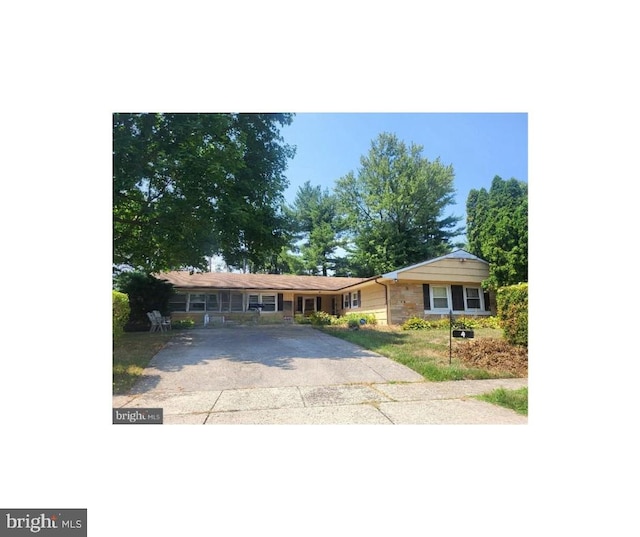 ranch-style house featuring concrete driveway